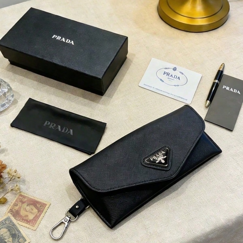 Luxury Bags Consignment - Черный кожаный футляр для очков Prada,